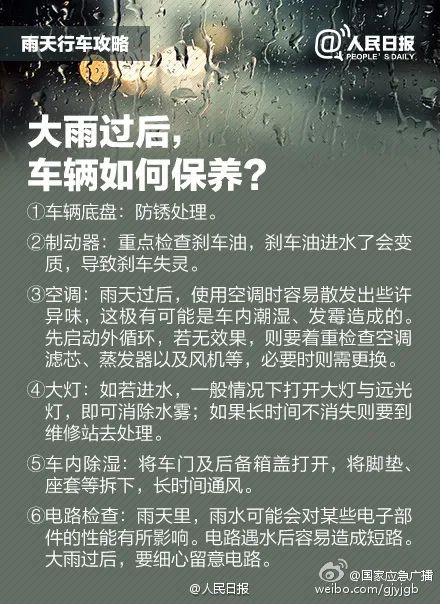 连根拔起！柳州一小区门口巨榕倒伏，事发时有人树下在倒车……