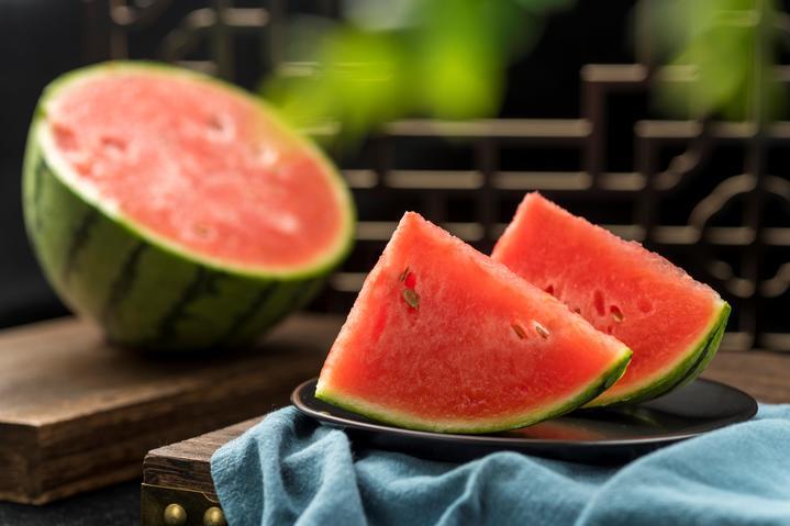 夏天的第一口西瓜你先吃!三招教你选中“梦中情瓜” 夏天的第一口西瓜你先吃!三招教你选中“梦中情瓜”