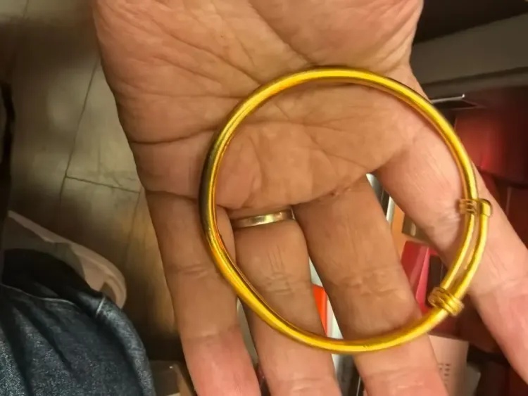 女子菜市场买青菜，竟收获“天价赠品”！价值4万元……