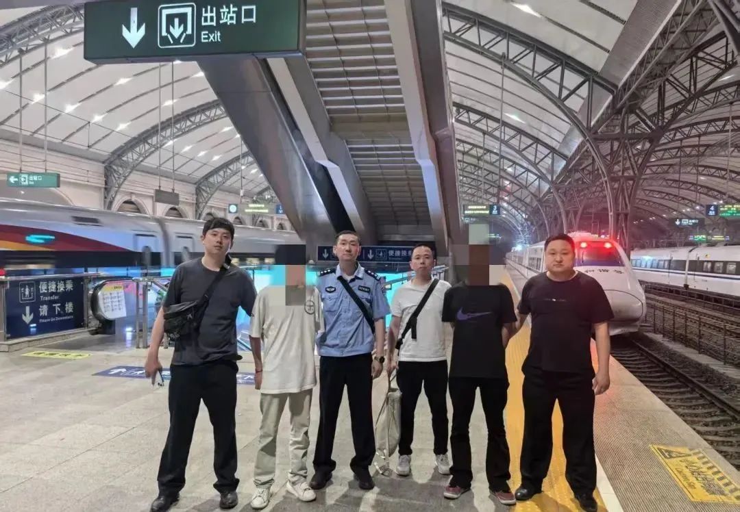 洗钱团伙内讧,假扮警察“截胡”100余万元现金!武汉警方:已摧毁 洗钱团伙内讧,假扮警察“截胡”100余万元现金!武汉警方:已摧毁