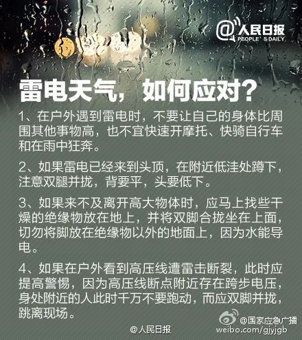 连根拔起！柳州一小区门口巨榕倒伏，事发时有人树下在倒车……