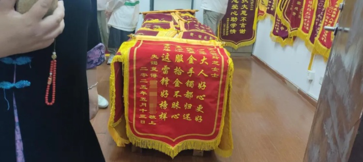 女子菜市场买青菜，竟收获“天价赠品”！价值4万元……