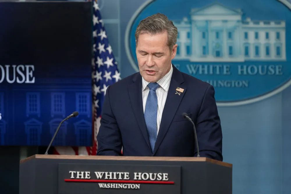 白宫国安委大裁员“降级”,场面混乱,有人当场哭泣 白宫国安委大裁员“降级”,场面混乱,有人当场哭泣