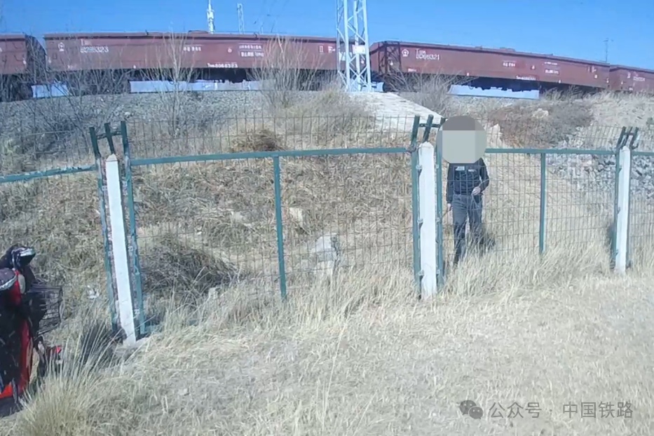 翻越铁路防护网?罚! 翻越铁路防护网?罚!