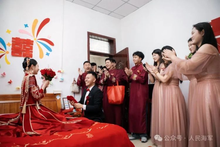 婚礼当天,新郎和伴郎把礼服脱掉,背后原因竟是…… 婚礼当天,新郎和伴郎把礼服脱掉,背后原因竟是……