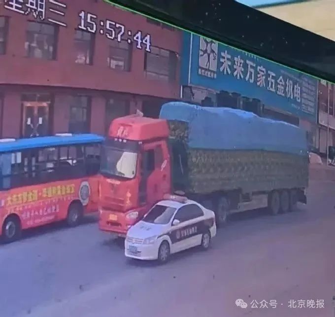 一卡车为躲追查侧翻,执法人员没救人?当地交通局介入调查 一卡车为躲追查侧翻,执法人员没救人?当地交通局介入调查