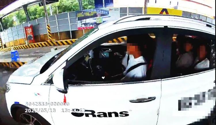 危险操作!疲劳司机竟让16岁侄子当“代驾” 危险操作!疲劳司机竟让16岁侄子当“代驾”