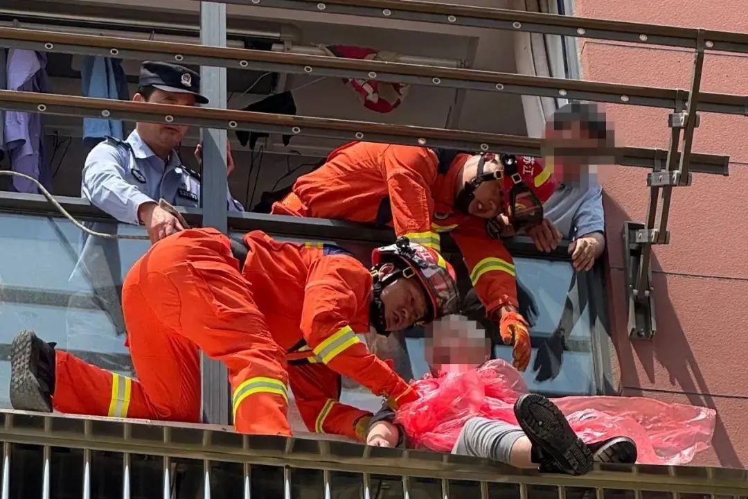 晾晒衣物不慎坠楼 消防提示警惕家中阳台的“致命缺口”