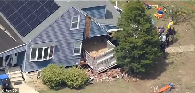 美国73吨卡车失控撞入民宅，房主被撞飞到墙上，无生命危险