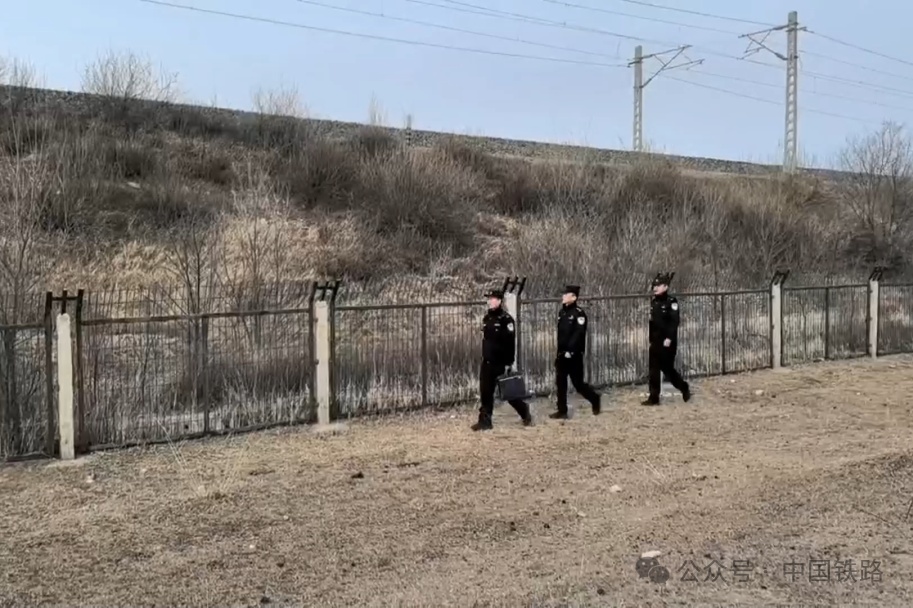 翻越铁路防护网?罚! 翻越铁路防护网?罚!