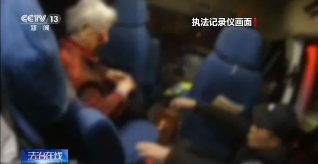 深夜的青岛，99岁老人在路边徘徊近2小时，脸上流血，所幸……
