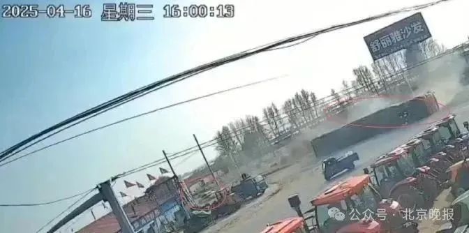 一卡车为躲追查侧翻,执法人员没救人?当地交通局介入调查 一卡车为躲追查侧翻,执法人员没救人?当地交通局介入调查