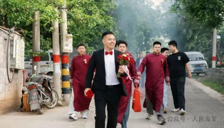 婚礼当天,新郎和伴郎把礼服脱掉,背后原因竟是…… 婚礼当天,新郎和伴郎把礼服脱掉,背后原因竟是……