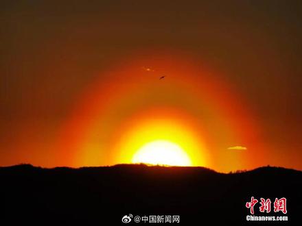 梦幻感十足！额尔古纳现落日彩虹