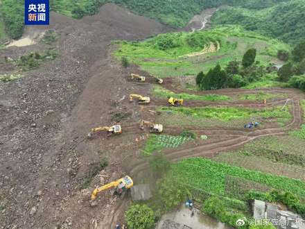 贵州大方山体滑坡救援现场：重型装备已进入 全力搜救被困人员