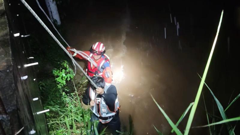 江西多地深夜暴雨致车辆被困洪流 消防员逆流抢险营救