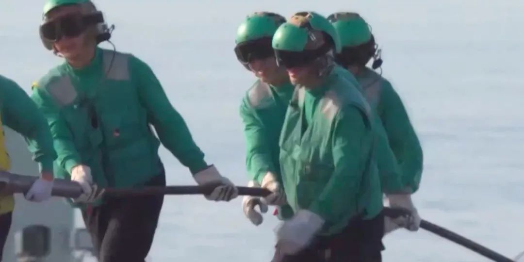 贴近实战!山东舰最新演练现场→ 贴近实战!山东舰最新演练现场→