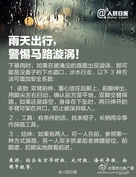 连根拔起！柳州一小区门口巨榕倒伏，事发时有人树下在倒车……