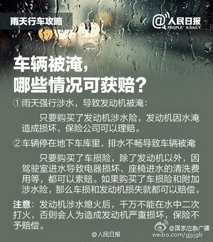连根拔起！柳州一小区门口巨榕倒伏，事发时有人树下在倒车……