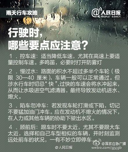 连根拔起！柳州一小区门口巨榕倒伏，事发时有人树下在倒车……