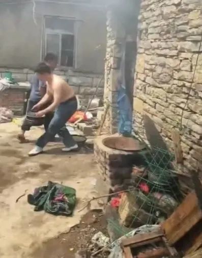 婚礼当天,新郎和伴郎把礼服脱掉,背后原因竟是…… 婚礼当天,新郎和伴郎把礼服脱掉,背后原因竟是……