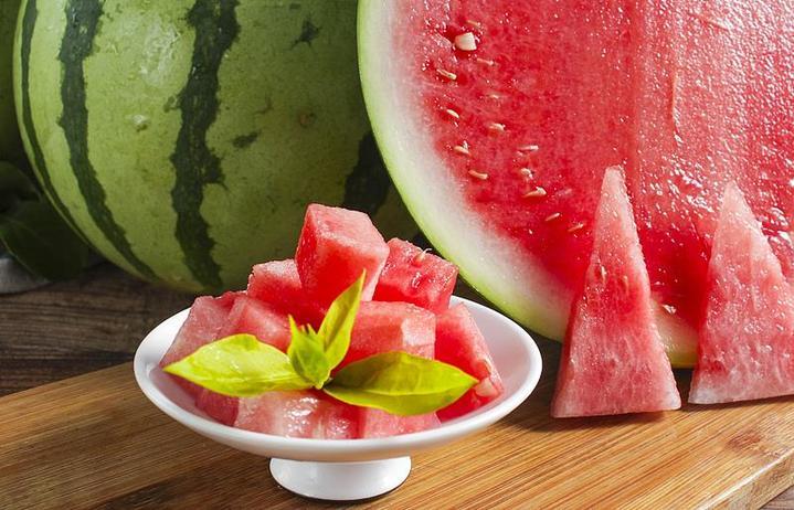 夏天的第一口西瓜你先吃!三招教你选中“梦中情瓜” 夏天的第一口西瓜你先吃!三招教你选中“梦中情瓜”