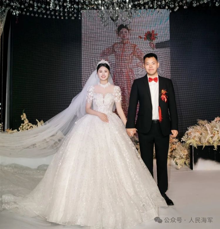 婚礼当天,新郎和伴郎把礼服脱掉,背后原因竟是…… 婚礼当天,新郎和伴郎把礼服脱掉,背后原因竟是……