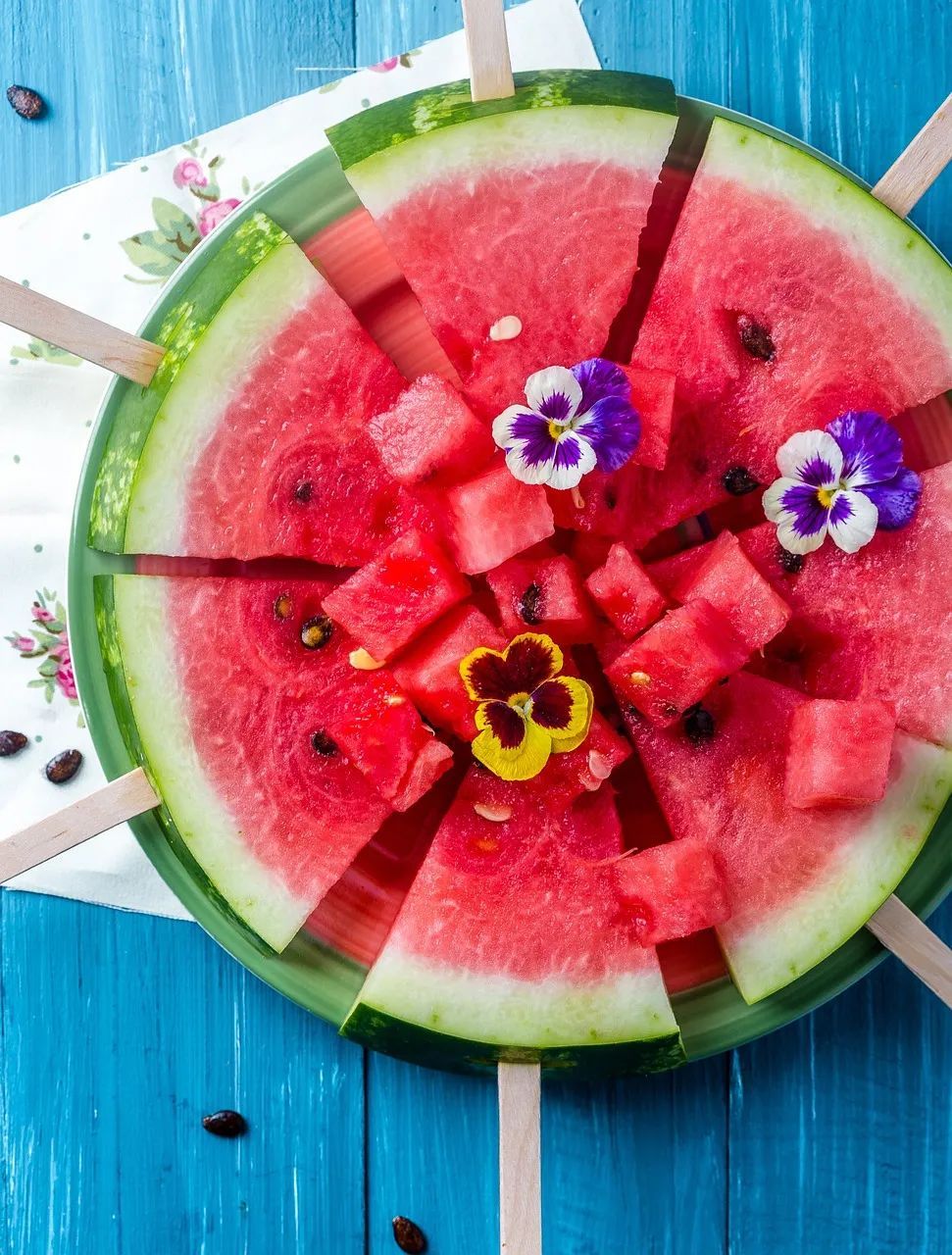 网上教你挑西瓜的技巧真的有用吗?80%都错了!职业验瓜师透露 网上教你挑西瓜的技巧真的有用吗?80%都错了!职业验瓜师透露