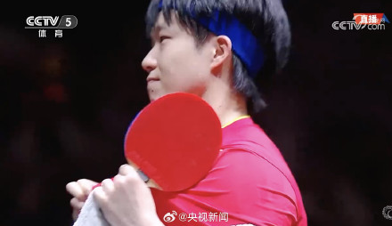 王楚钦展示胸前的国旗