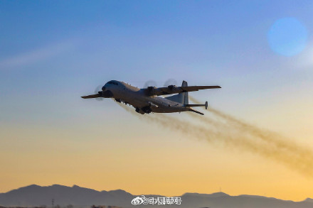 战机与彩霞同框超惊艳