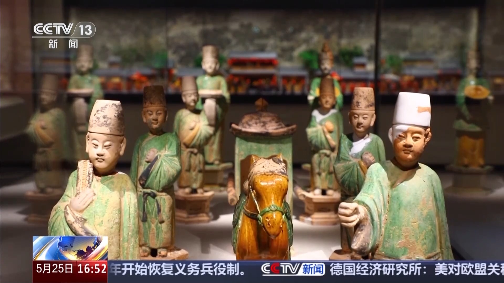 每差50℃就得变配方 传承人用26年烧制出孔雀蓝釉 每差50℃就得变配方 传承人用26年烧制出孔雀蓝釉