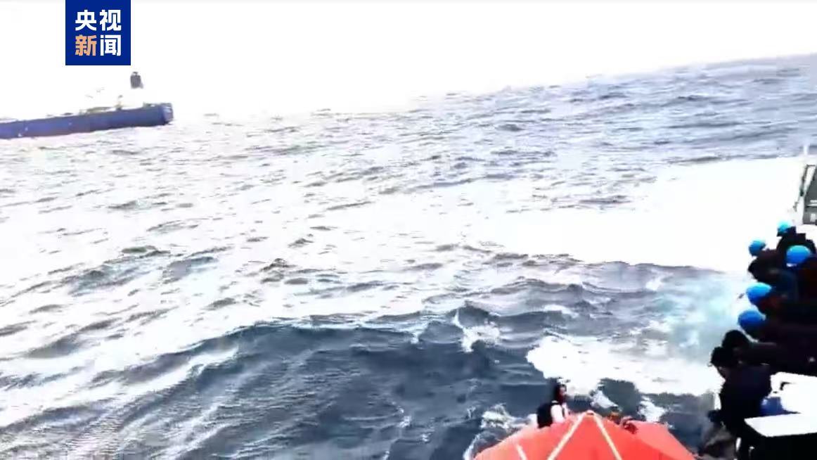一艘货轮在印度西南海域倾斜 多个集装箱落海