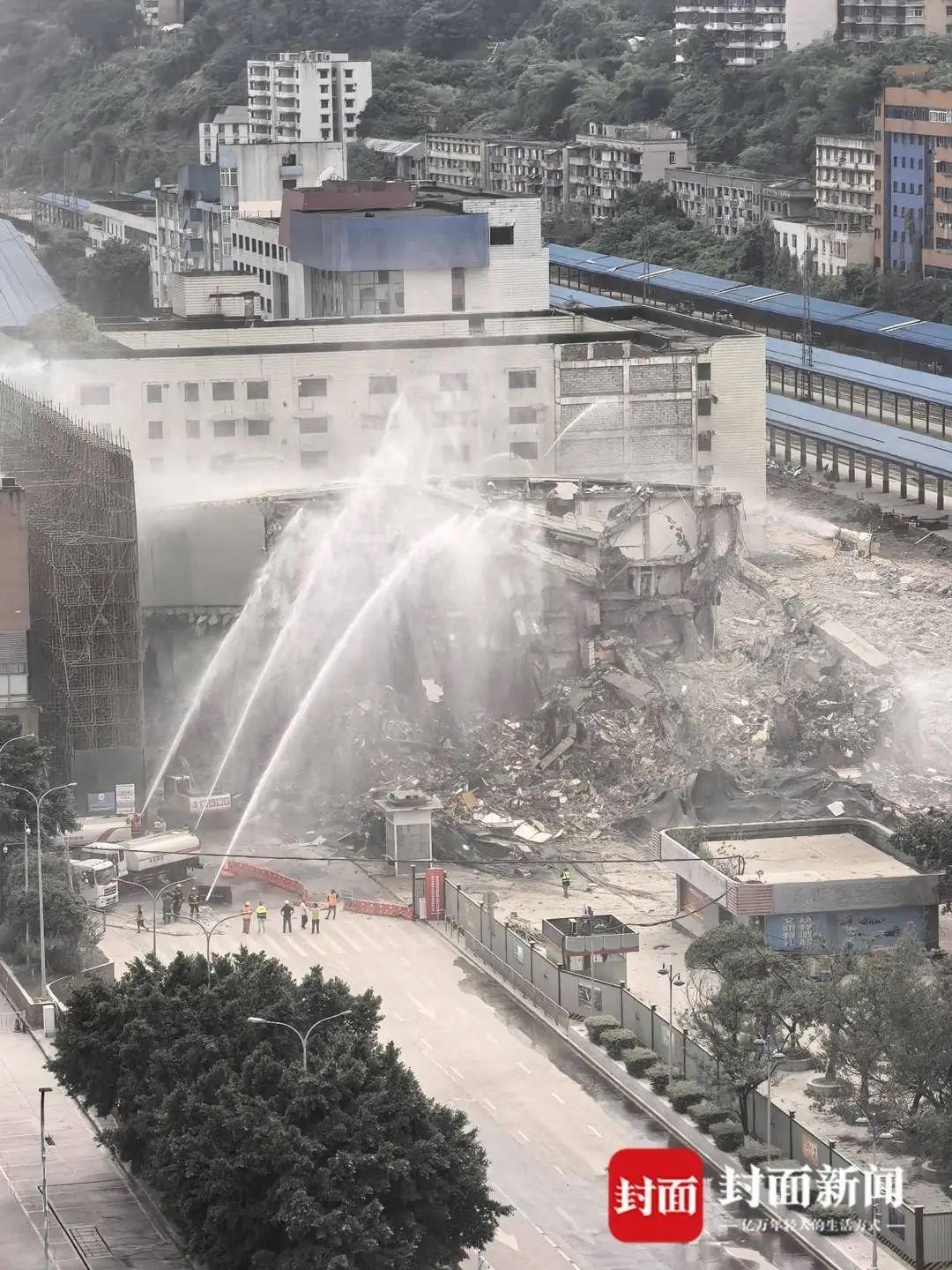 已有70年历史的重庆菜园坝火车站，被爆破拆除
