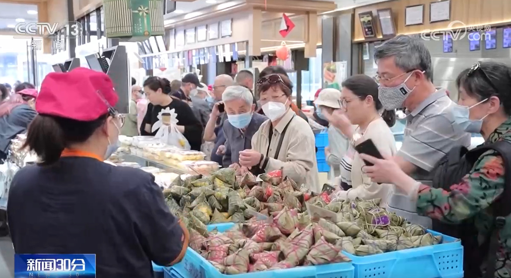 粽子口味多样 香包寓意吉祥 端午节民俗商品走俏市场