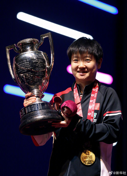 孙颖莎捧起女单冠军奖杯