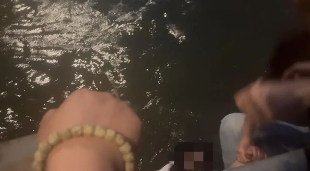 19岁烤肉店服务员凌晨跳河救起轻生女子,老板奖励他5000元 19岁烤肉店服务员凌晨跳河救起轻生女子,老板奖励他5000元