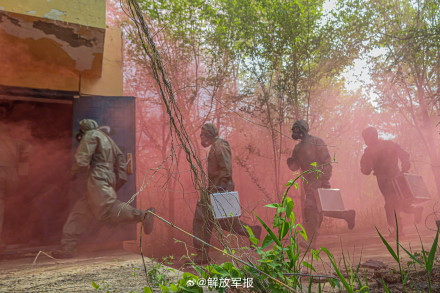 屏住呼吸！直击防化分队演练现场