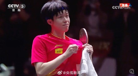 王楚钦展示胸前的国旗