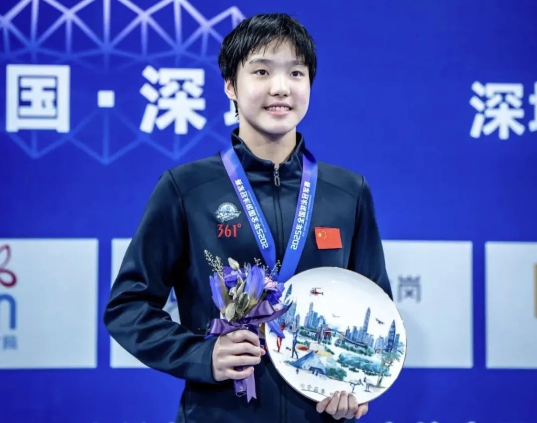 从水上乐园游到世锦赛，12岁“小孩姐”夺全国冠军！