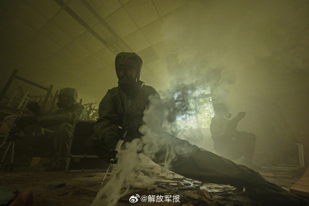 屏住呼吸！直击防化分队演练现场