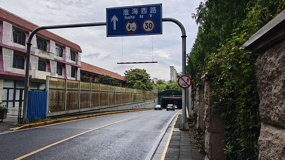 为拍“王家卫风”照片在隧道打卡?警方提醒 为拍“王家卫风”照片在隧道打卡?警方提醒