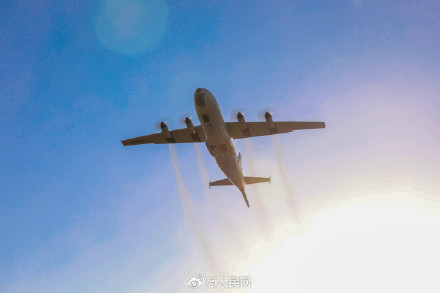 战机与彩霞同框超惊艳