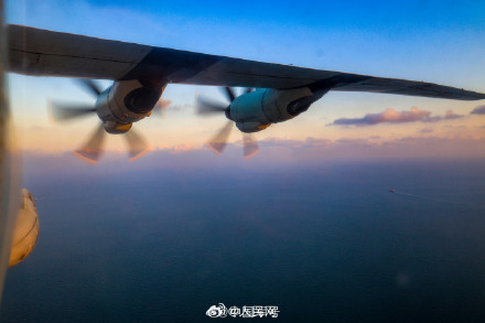 战机与彩霞同框超惊艳