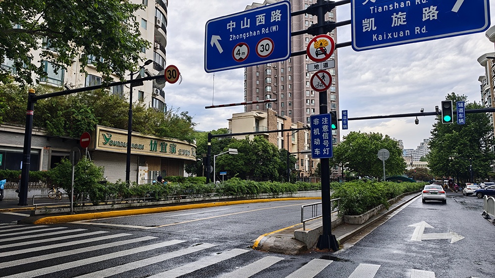 为拍“王家卫风”照片在隧道打卡?警方提醒 为拍“王家卫风”照片在隧道打卡?警方提醒