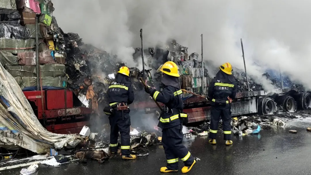 你的快递可能被烧了!江西这里一快递货车着火…... 你的快递可能被烧了!江西这里一快递货车着火…...