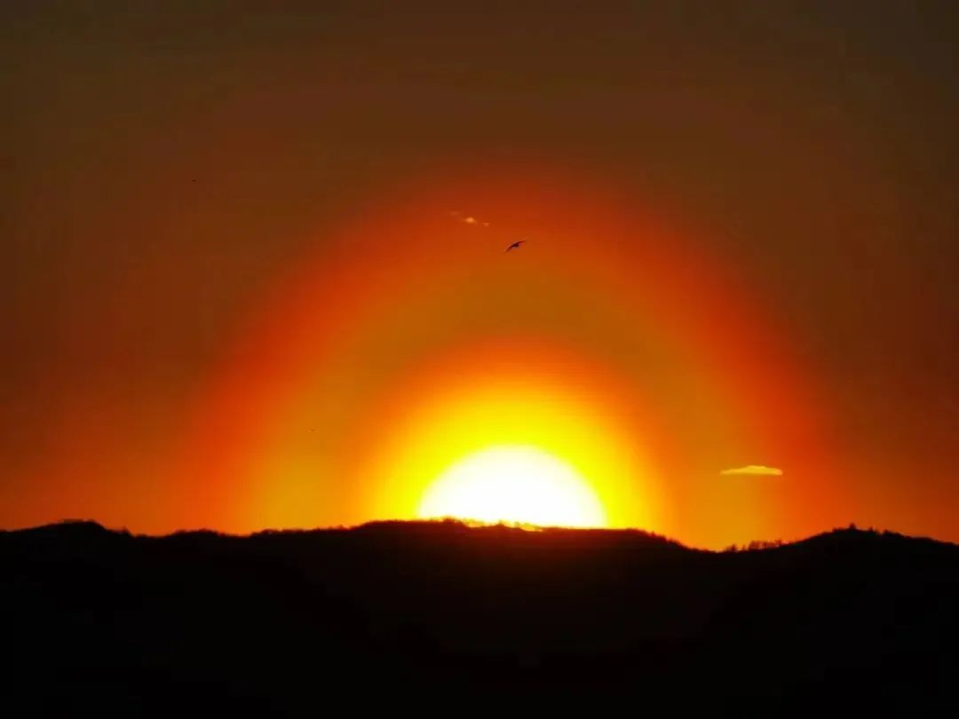 叹为观止!内蒙古一地现“落日彩虹”,罕见天象持续近50分钟 叹为观止!内蒙古一地现“落日彩虹”,罕见天象持续近50分钟