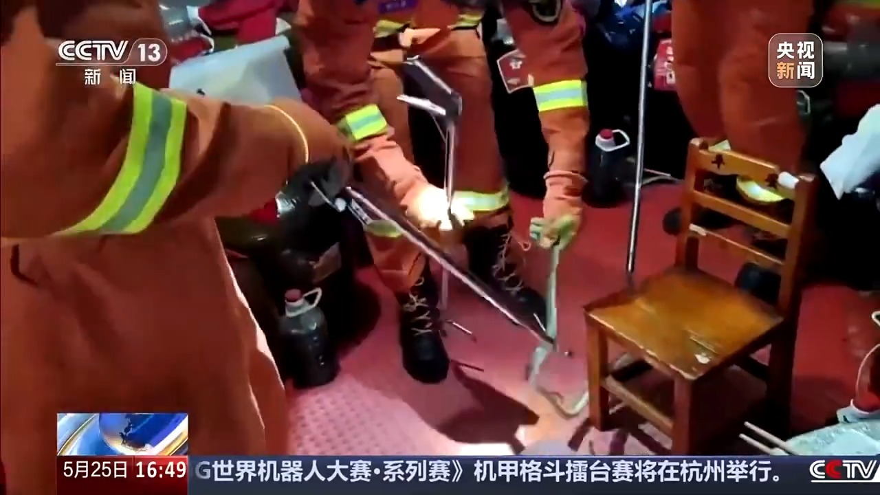 眼镜蛇“逛”市场“闯”人类生活区 如果“相遇”该如何处理？