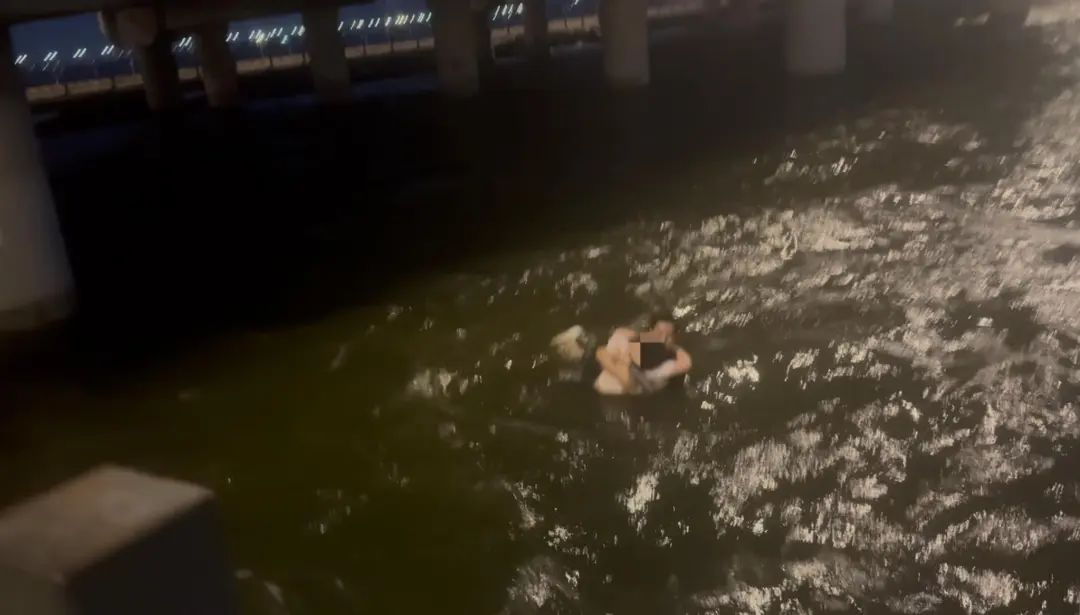 19岁烤肉店服务员凌晨跳河救起轻生女子,老板奖励他5000元 19岁烤肉店服务员凌晨跳河救起轻生女子,老板奖励他5000元