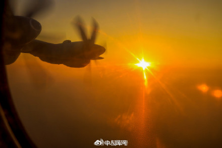 战机与彩霞同框超惊艳