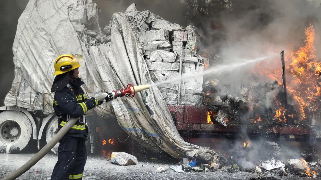 你的快递可能被烧了!江西这里一快递货车着火…... 你的快递可能被烧了!江西这里一快递货车着火…...